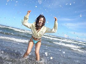 夏は最高濃度の青色だ。海辺のちぃぱい日焼け少女は小悪魔rock ’n’ roll。　サンプル画像02